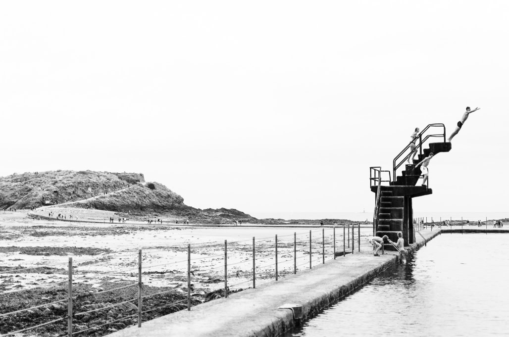 baigneur, black and white, bretagne, brittany, bw, diving platform, grand bé, monochrom, monochrome, noir et blanc, ocean, piscine, plage de bon secours, plongeoir, rocher, rock, saint-malo, swimmer, swimming pool