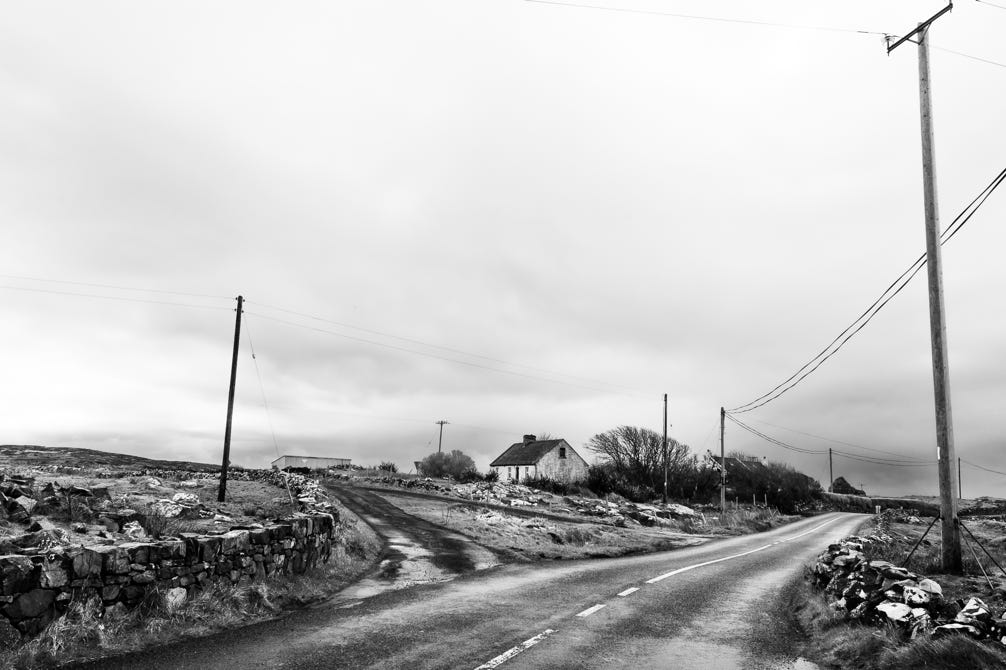 oretail photography, olivier retail, paysage, landscape, noir et blanc, black and white, house, Ireland, Irlande, maison, pole, poteau, road, route, connemara