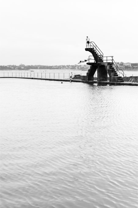 baigneur, black and white, bretagne, brittany, bw, diving platform, monochrom, monochrome, noir et blanc, piscine, plongeoir, saint-malo, swimmer, swimming pool