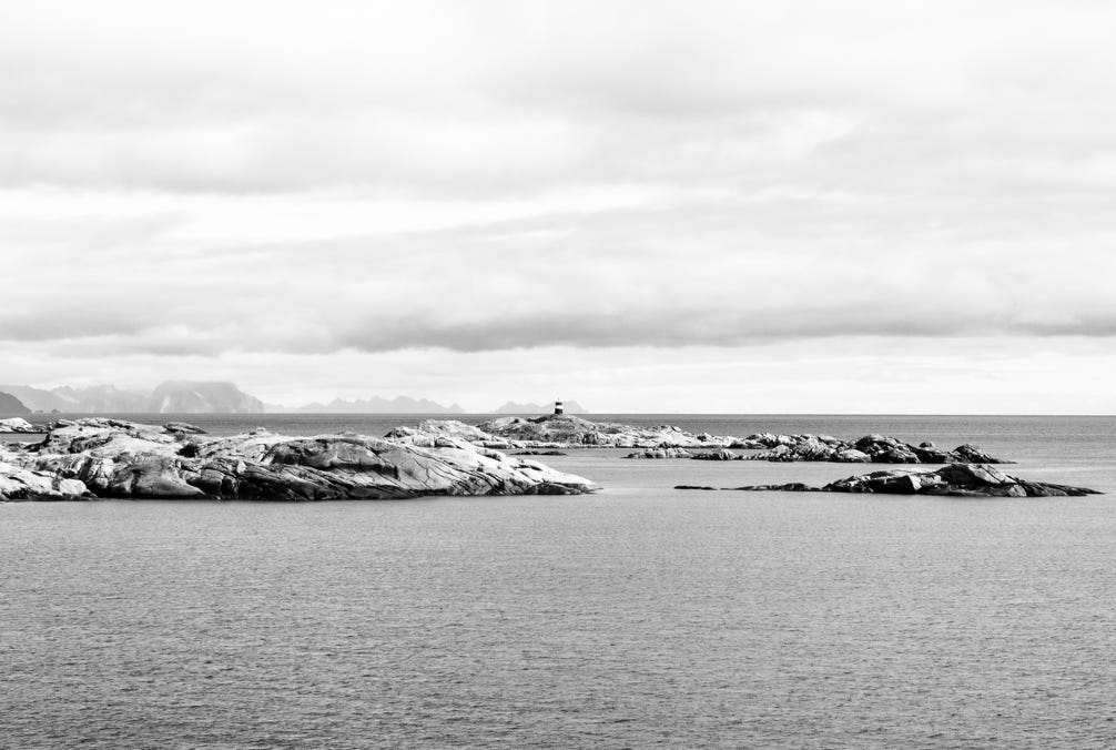 oretail photography, olivier retail, paysage, landscape, noir et blanc, black and white, bouée, buoy, ile, island, lofoten, norvège, norway, ocean, phare, rocher, rock