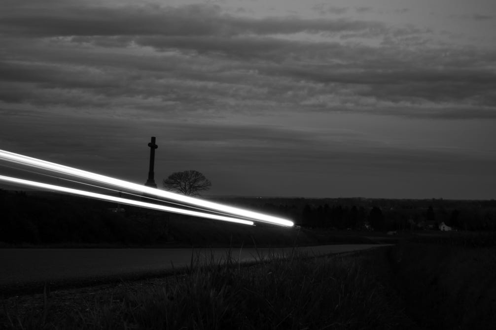 nature, oretail photography, olivier retail, noir et blanc, black and white, route, road, croix, cross, lumière, light