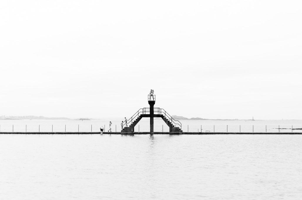 baigneur, black and white, bretagne, brittany, bw, diving platform, monochrom, monochrome, noir et blanc, ocean, piscine, plage de bon secours, plongeoir, saint-malo, swimmer, swimming pool