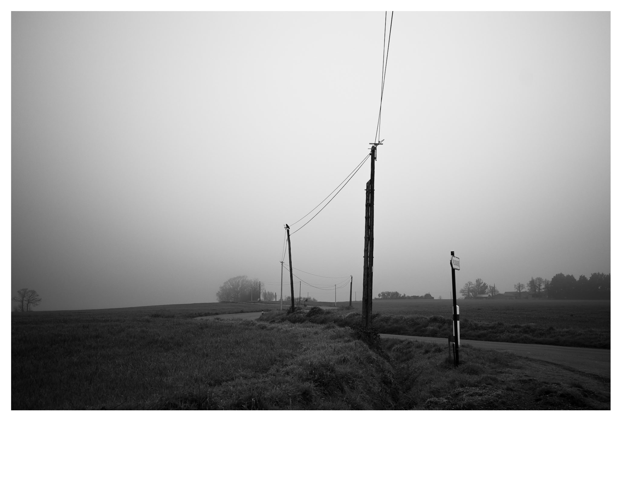 paysage, oretail photography,  olivier retail, noir et blanc, black and white, landscape, monochrom, monochrome, bw, champ, field, poteau, pole, wire, fil électrique