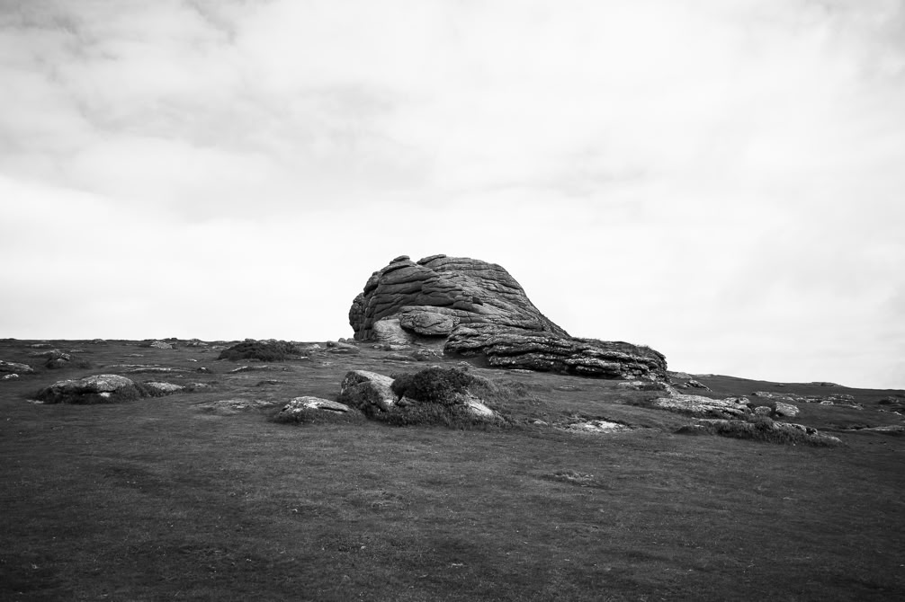 paysage, oretail photography,  olivier retail, black and white, bw, devon, england, lande, maison, monochrom, monochrome, moor, noir et blanc, UK, united kingdom, landscape, rocher, rock, dartmoor, moor
