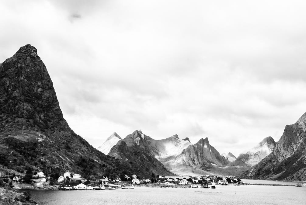 oretail photography, olivier retail, paysage, landscape, noir et blanc, black and white, harbour, lofoten, montagne, mountain, norvège, norway, ocean, port, village, reine