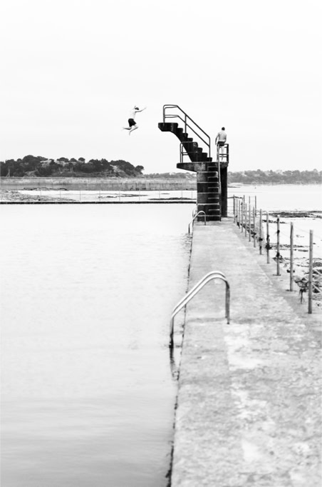 baigneur, black and white, bretagne, brittany, bw, diving platform, monochrom, monochrome, noir et blanc, ocean, piscine, plage de bon secours, plongeoir, saint-malo, swimmer, swimming pool