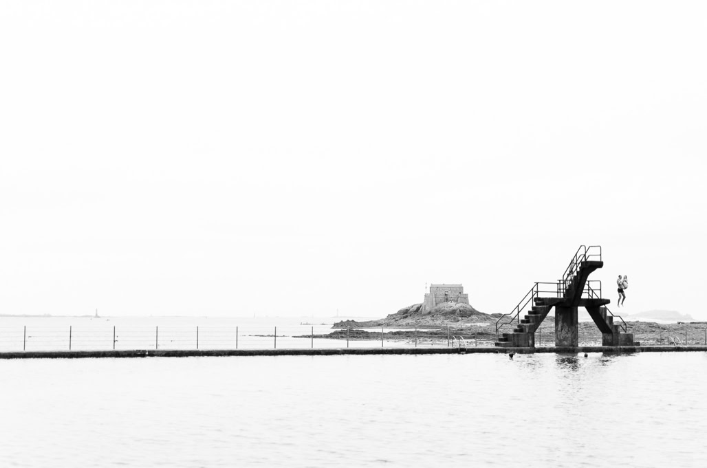 baigneur, black and white, bretagne, brittany, bw, diving platform, fort du petit bé, grand bé, monochrom, monochrome, noir et blanc, ocean, piscine, plage de bon secours, plongeoir, saint-malo, swimmer, swimming pool
