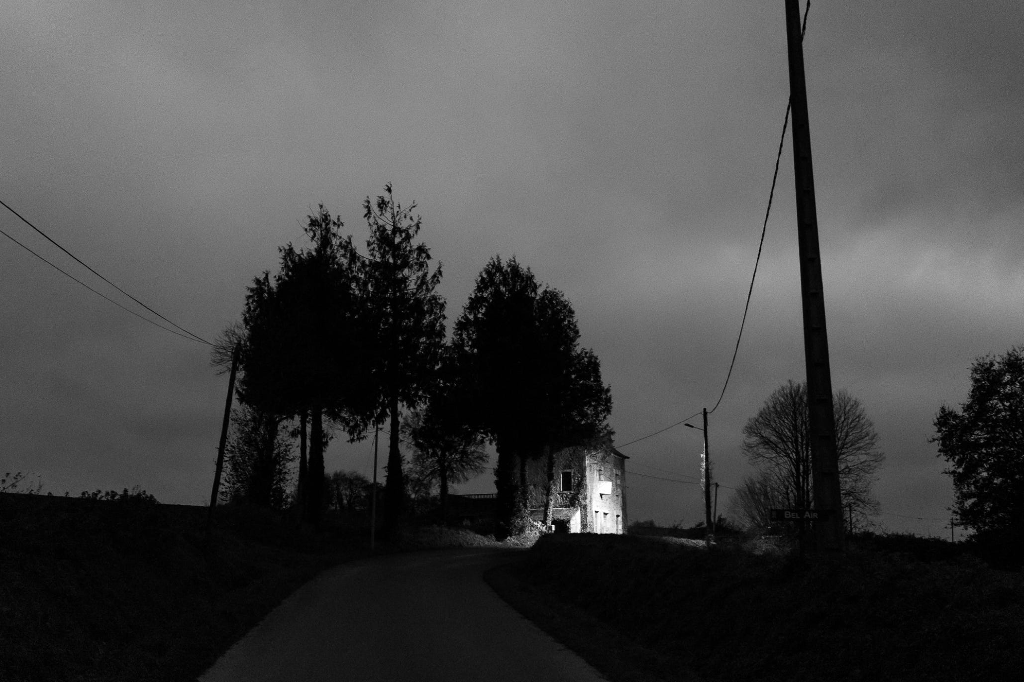 nature, oretail photography, olivier retail, noir et blanc, black and white, road, route, campagne, arbre, tree, crépuscule, twilight, maison, house