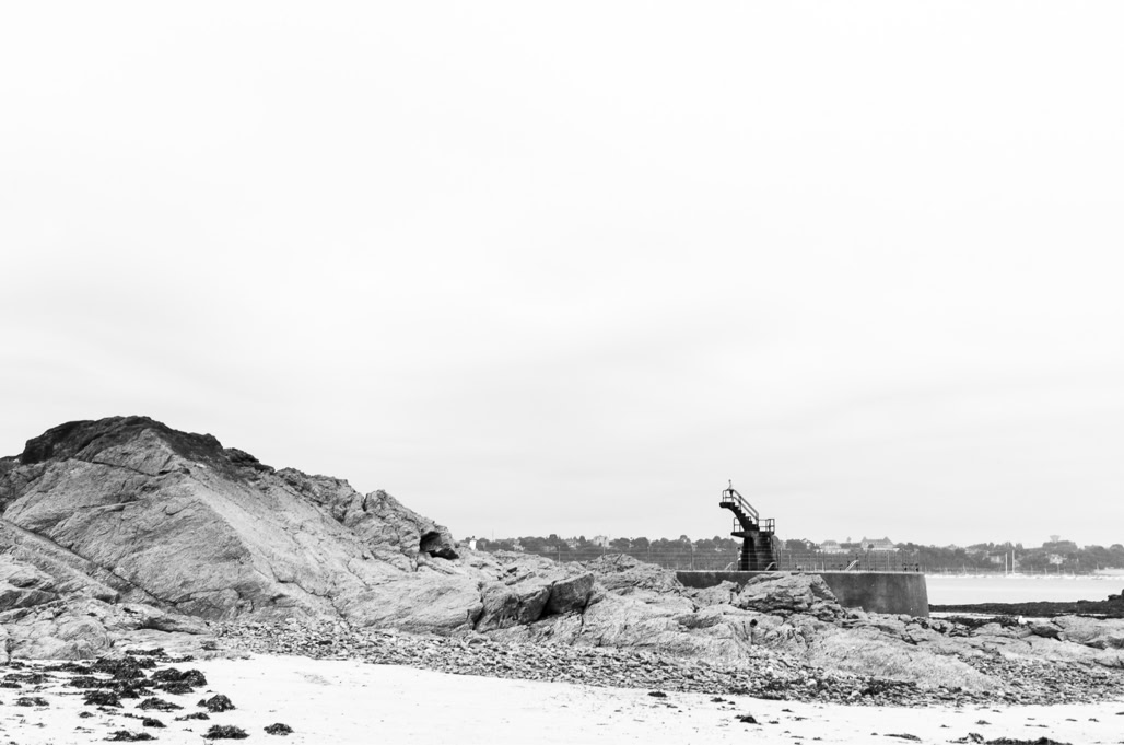 baigneur, black and white, bretagne, brittany, bw, diving platform, monochrom, monochrome, noir et blanc, ocean, piscine, plage de bon secours, plongeoir, rocher, rock, saint-malo, swimmer, swimming pool