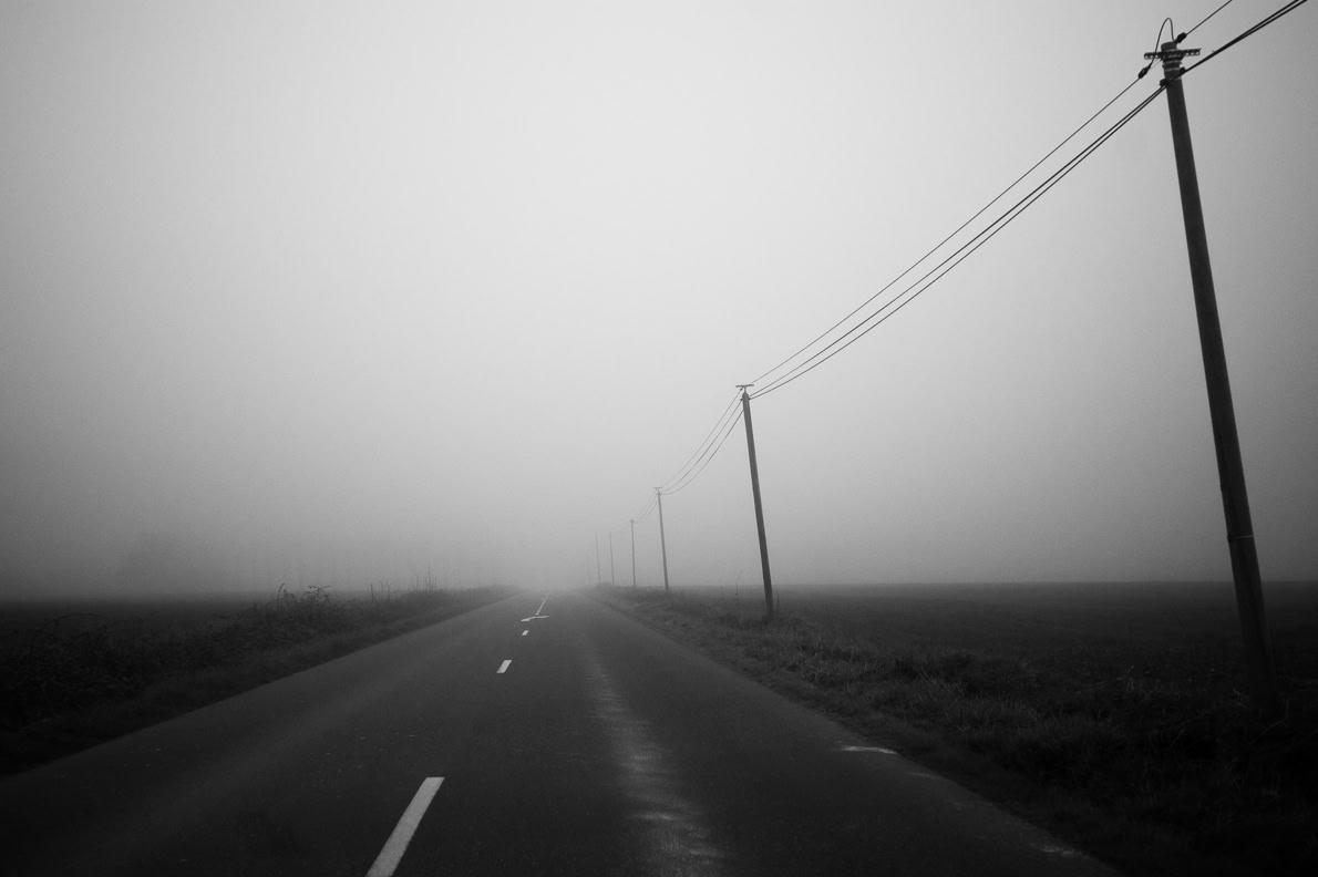 paysage, oretail photography,  olivier retail, noir et blanc, black and white, landscape, monochrom, monochrome, bw, champ, field, route, road, poteau, pole, wire, fil électrique