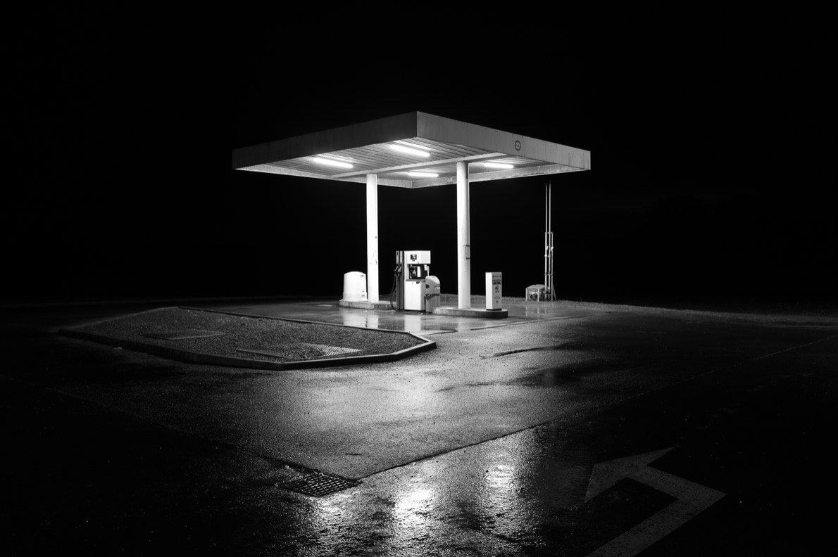 paysage, oretail photography,  olivier retail, noir et blanc, black and white, station service, gas station, lumière, light, nuit, night, landscape