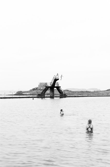 baigneur, black and white, bretagne, brittany, bw, diving platform, fort du petit bé, grand bé, monochrom, monochrome, noir et blanc, ocean, piscine, plage de bon secours, plongeoir, saint-malo, swimmer, swimming pool