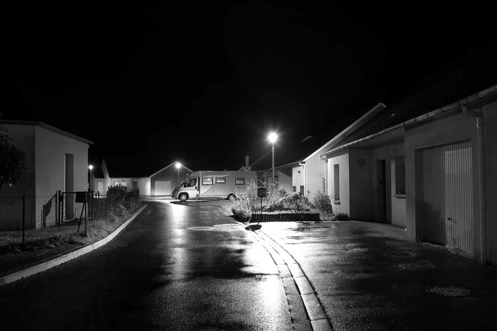 paysage, oretail photography,  olivier retail, noir et blanc, black and white, route, road, lumière, light, nuit, night, landscape, maison, house, rue, street, voiture, car