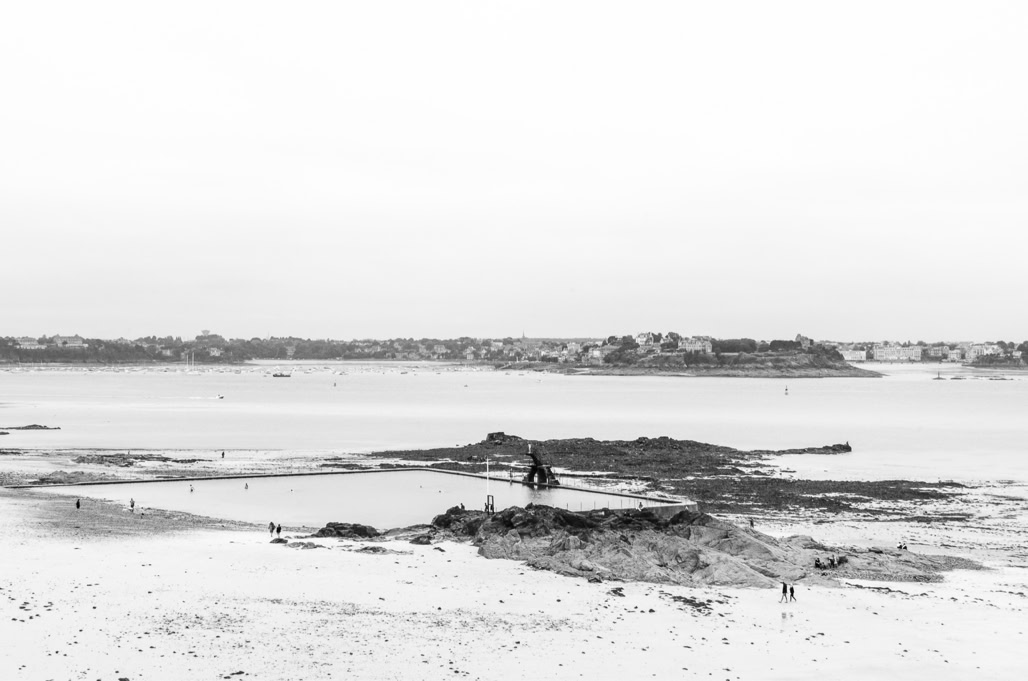 baigneur, black and white, bretagne, brittany, bw, diving platform, monochrom, monochrome, noir et blanc, ocean, piscine, plage de bon secours, plongeoir, saint-malo, swimmer, swimming pool