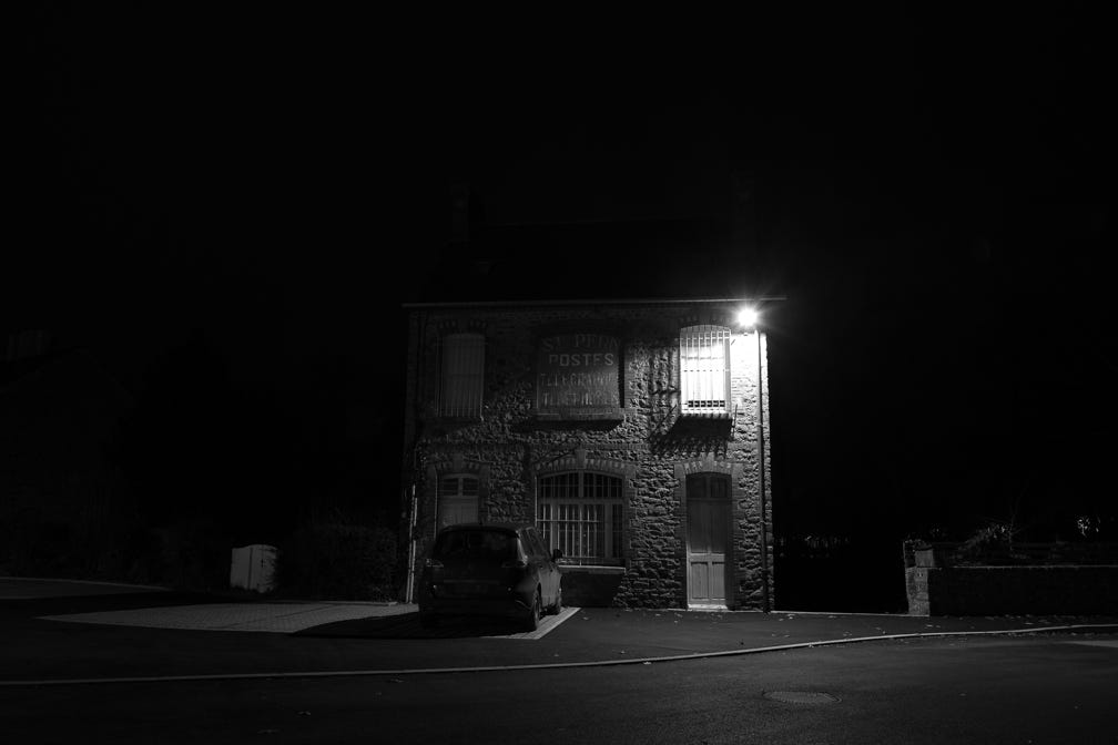 paysage, oretail photography,  olivier retail, noir et blanc, black and white, maison, house, voiture, car, lumière, light, nuit, night, landscape