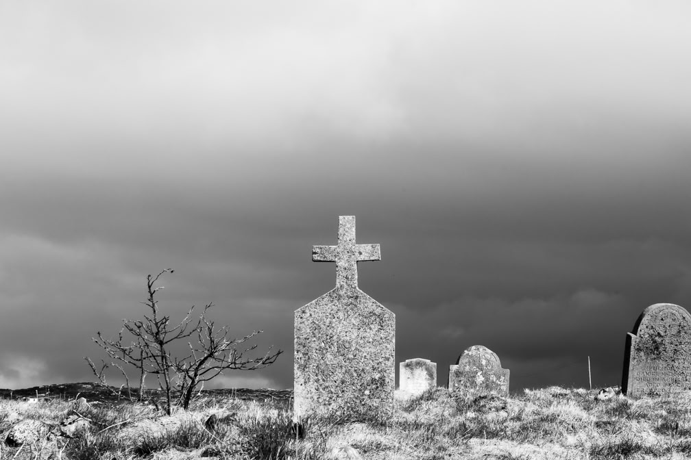 oretail photography, olivier retail, paysage, landscape, noir et blanc, black and white, connemara, Ireland, Irlande, tombre, grave, cimetière, cemetery