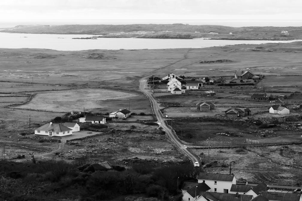 oretail photography, olivier retail, paysage, landscape, noir et blanc, black and white, house, Ireland, Irlande, maison, connemara, route, road