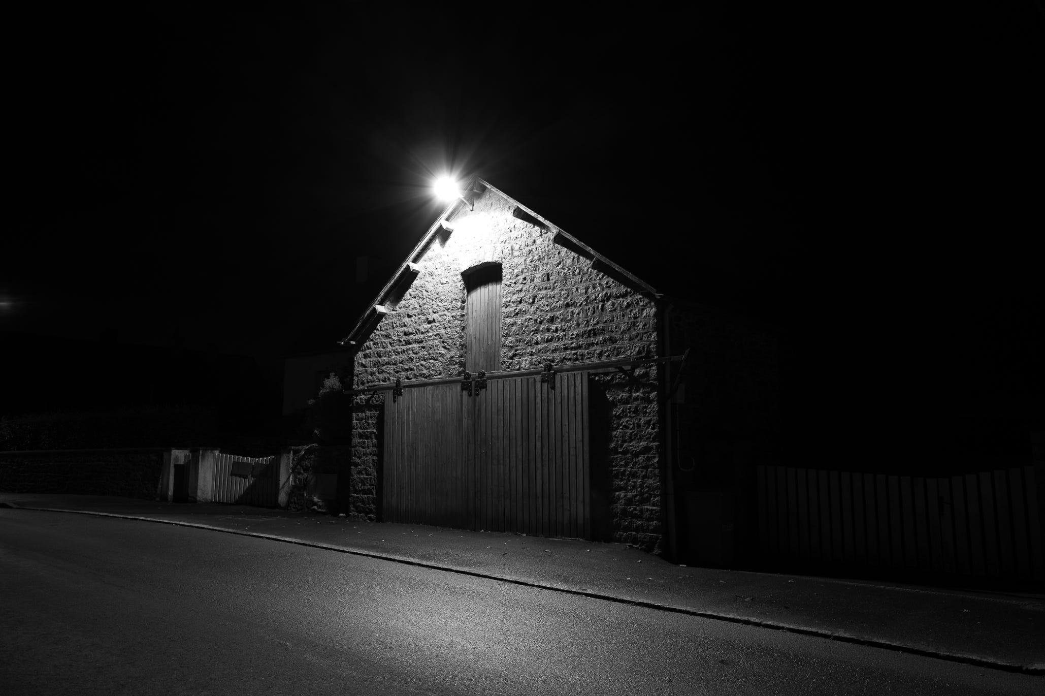 paysage, oretail photography,  olivier retail, noir et blanc, black and white, hangar, warehouse, lumière, light, nuit, night, landscape