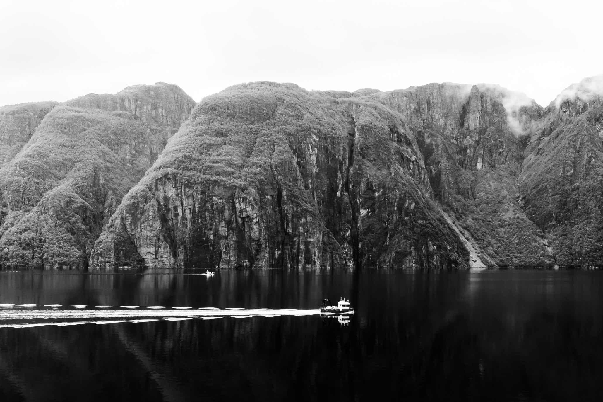 oretail photography, olivier retail, paysage, landscape, noir et blanc, black and white, fjord, norvège, norway, fjord, bateau, boat, falaise, cliff
