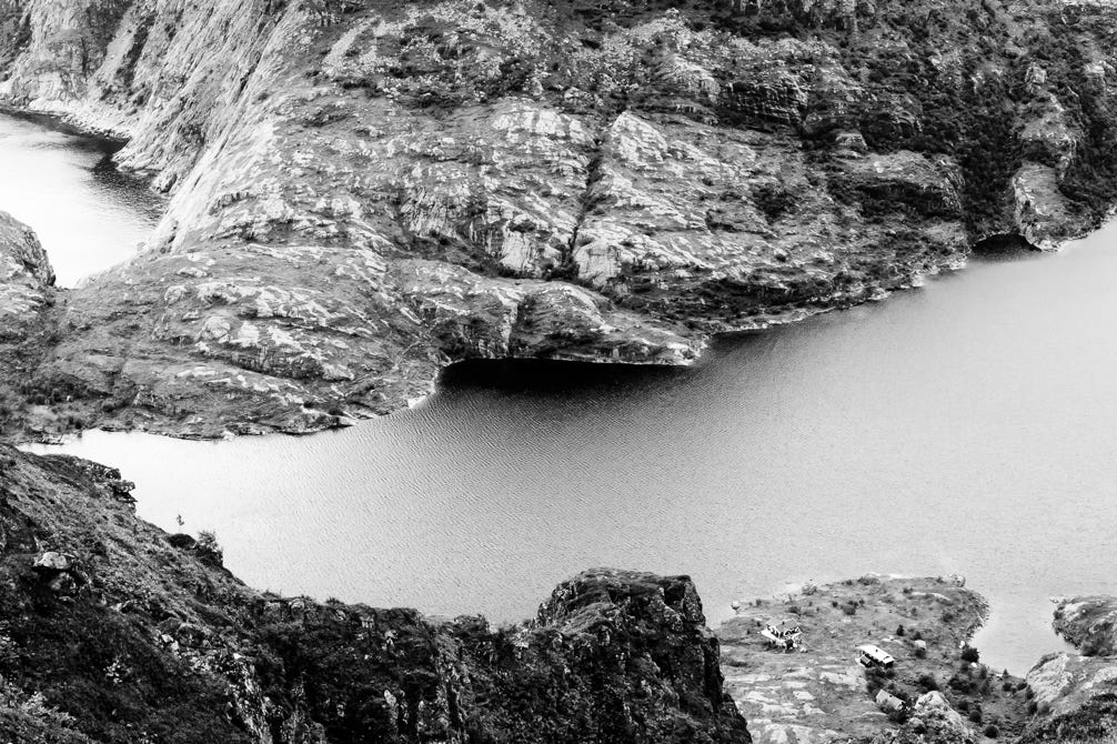 oretail photography, olivier retail, paysage, landscape, noir et blanc, black and white, house, lac, lake, lofoten, maison, montagne, mountain, norvège, norway