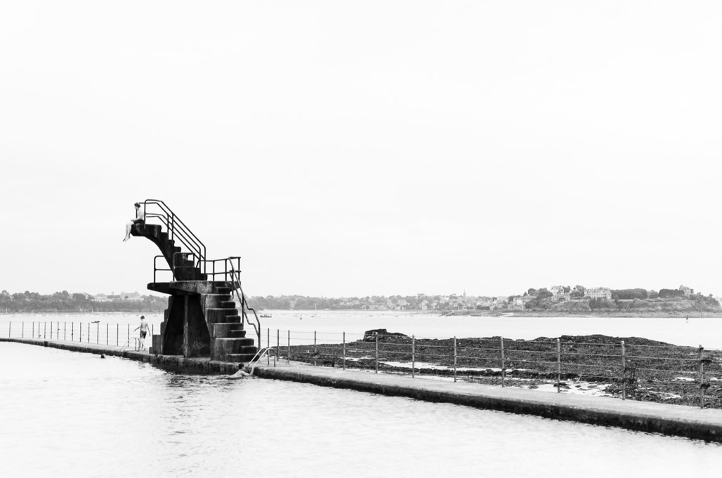 baigneur, black and white, bretagne, brittany, bw, dinard, diving platform, monochrom, monochrome, noir et blanc, ocean, piscine, plage de bon secours, plongeoir, rocher, rock, saint-malo, swimmer, swimming pool